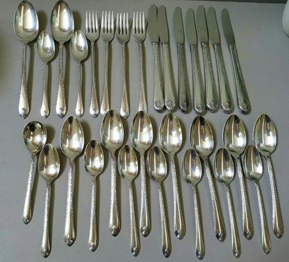30 pc. EXQUISITE Wm. Rogers Silverplate Silverware Set 1940