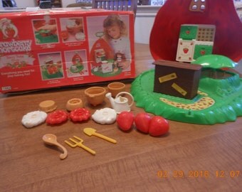 Vintage Strawberry Shortcake Berry Bake Shop THQ