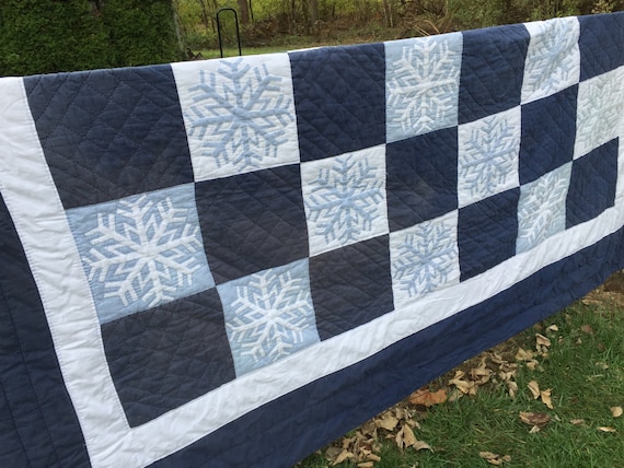 Blue and White Vintage Quilt Snowflake Pattern 83 x 103