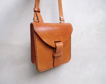 Leather crossbody bag, small. Handmade leather bag. With inside pocket. Leather shoulder bag. Light brown.