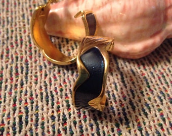 Clip On Earrings / Vintage Earrings / Antique Earrings (Item#EE362)