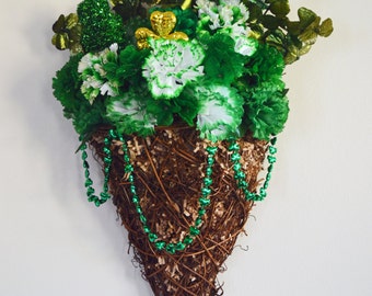 St Patrick Day Decor, St Patrick Day Wall Hanger Basket, St. Pattys Day Wall Hanger, Wall Hanging, Irish Welcome, Ready to Ship!