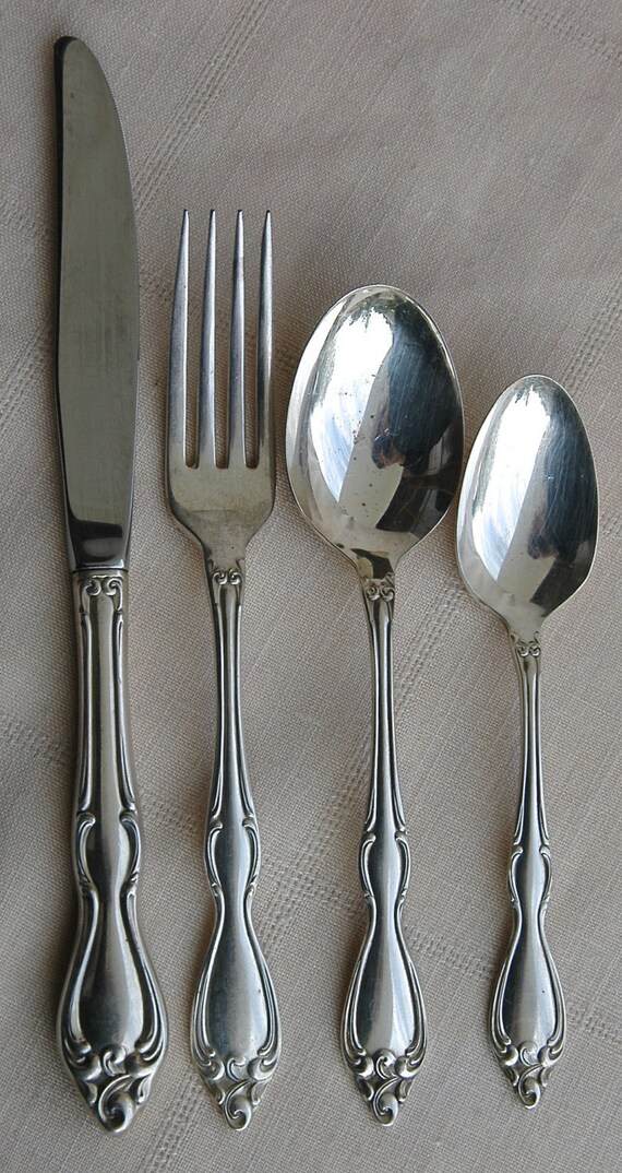 Silver plate flatware set of 24 pieces by Oneida Ltd Old South