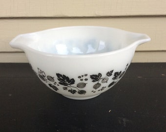 Vintage Pyrex Gooseberry Cinderella Mixing Bowl / Black and White Bowl