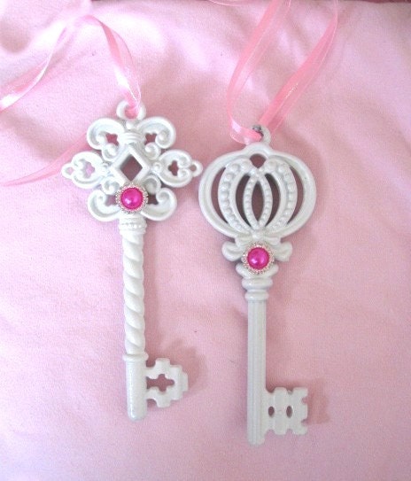 Set 2 Shabby Chic Keys Hangers VERY Ornate Ornaments Skeleton