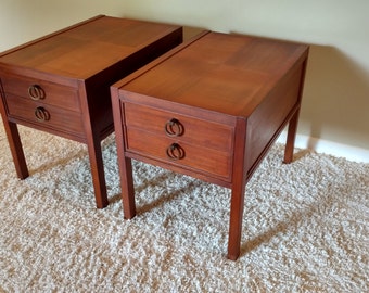 Mid Century Pair of End / Side Tables
