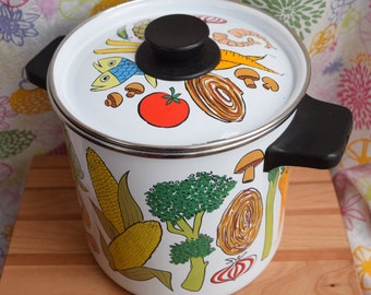 Vintage Enamel Stock Pot/Decorative and Functional Vintage Cookware/Vegetable and Seafood Cookware for the Retro Kitchen/Colorful Enamel