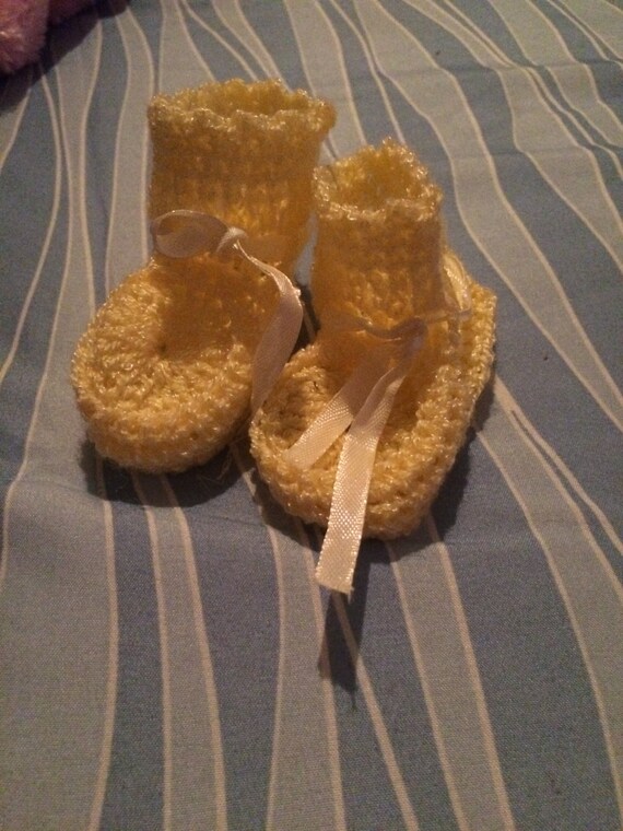 yellow soulier bebe