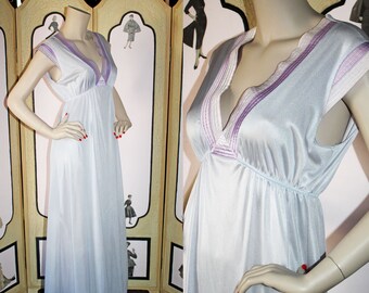 Vintage Night gown in Lovely Lavender. Small.
