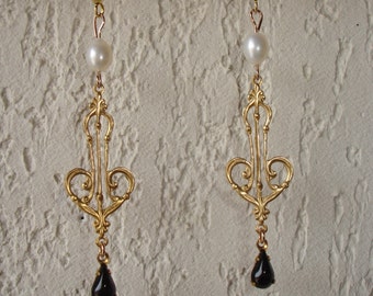 Boucles d'oreilles Art Déco dorées et perles d'eau douce et perles de verre noires