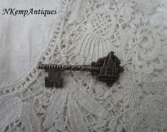 Sacre coeur brooch