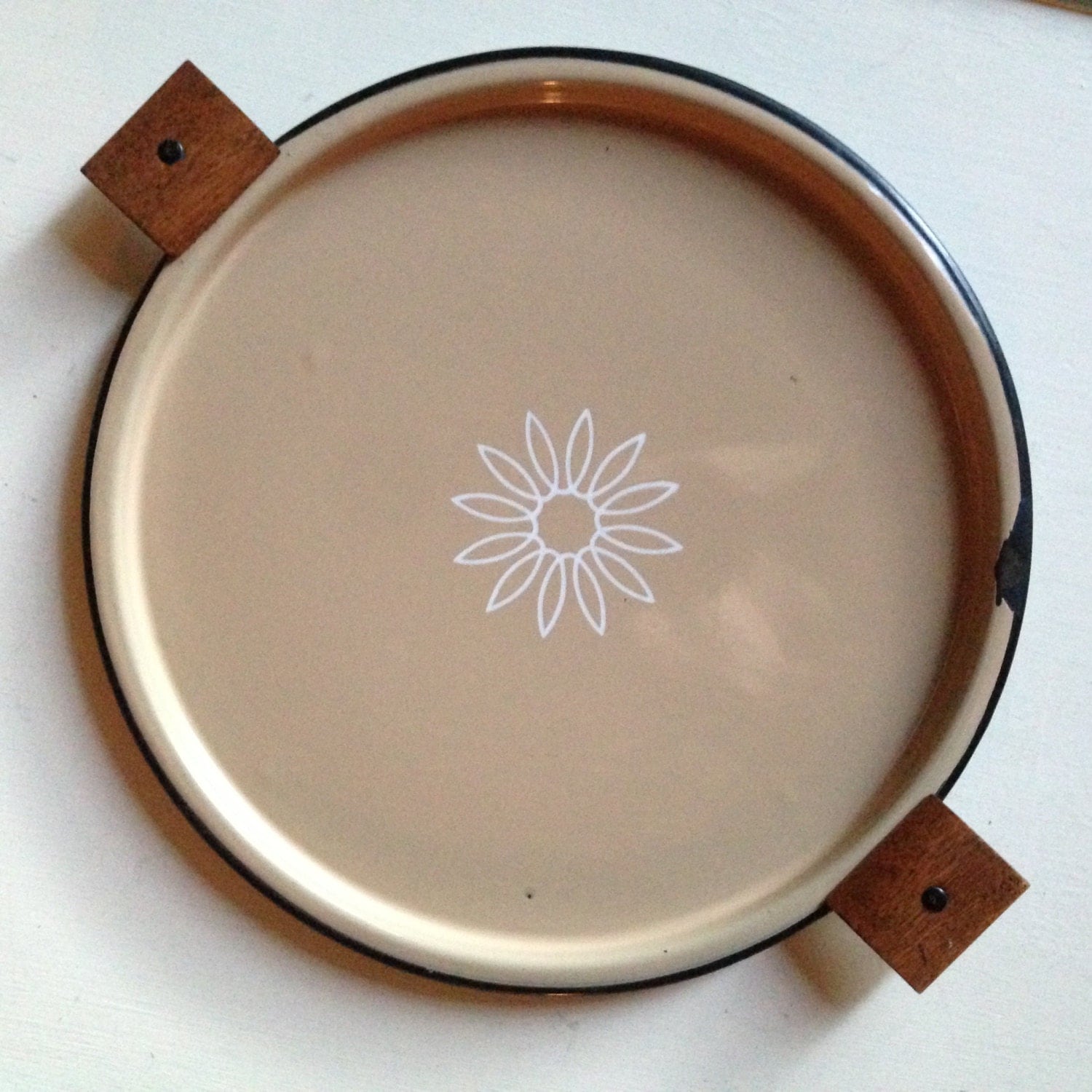country cookery beige enamel tray with rosewood handles Haute Juice