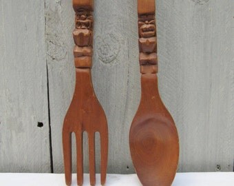 Kawaii Tiki Wood Salad tongs, Wood totem pole salad tossing fork & spoon, Luau food serving utensils, tiki party decor, backyard BBQ gift