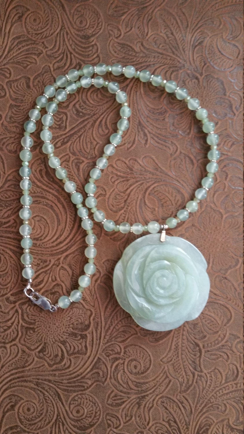 Serpentine necklace with carved pendant