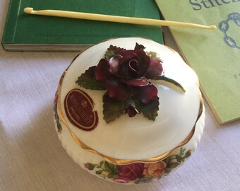 English Royal Albert Bone China 'Old country Roses' Trinket box.