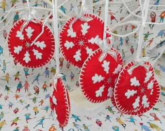 Christmas decoration-Red and white tree decs-Felt tree decoration-Door hanger-Festive decor-Tree decoration-Wall decor
