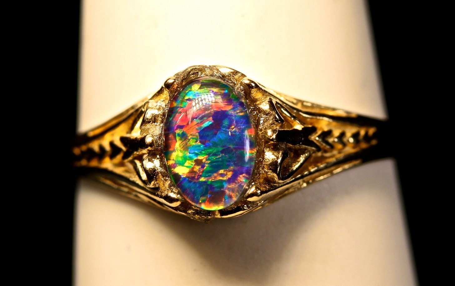 Stunning. 14K Solid Gold Opal ring. Genuine Australian Natural