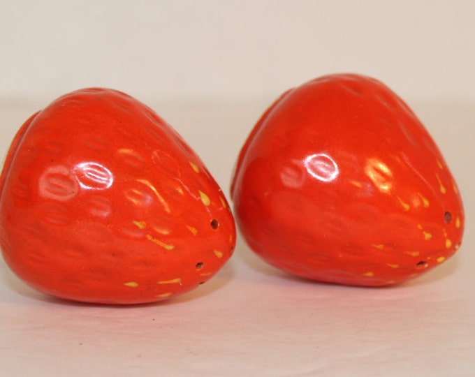 Vintage Strawberry Salt and Pepper Shakers, Kitchen Collectible