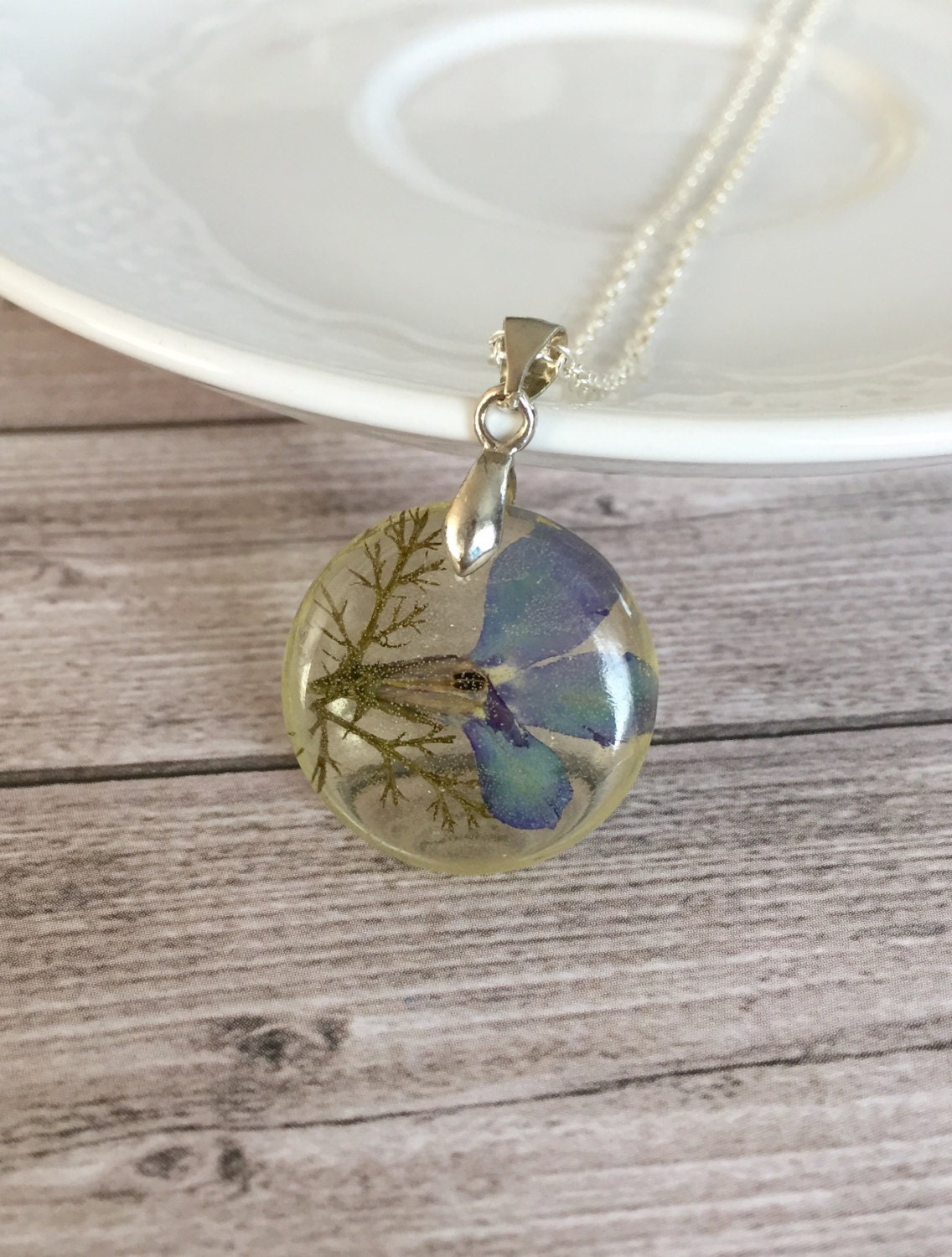 Blue Real Pressed Flower Resin rond Necklace by JuliaCreaStyle