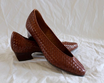 Vintage brown leather woven flats!