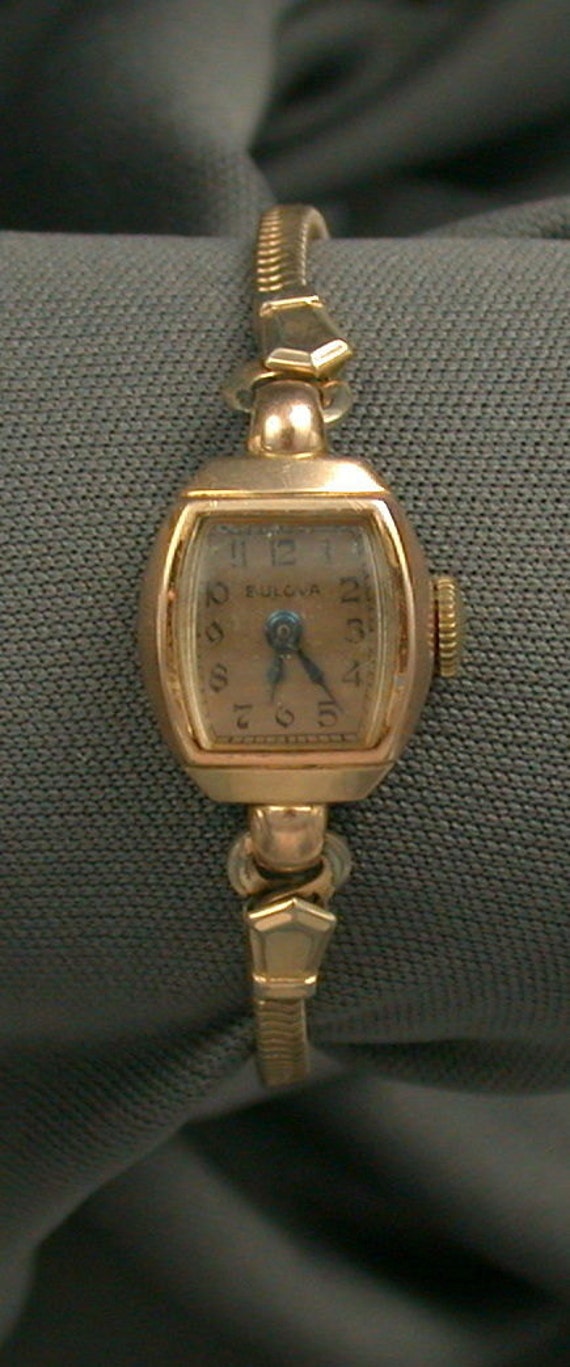 Vintage 1946 Ladies Bulova 14K Gold Watch 17 Jewels Thin