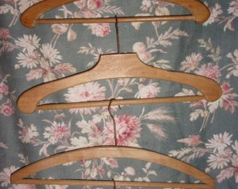 4 cintres anciens en bois