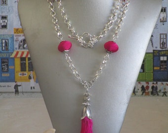 Ravissant collier avec perles et pompons en soie