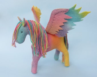 Felt Pegasus & Horse Sewing Pattern PDF - Waldorf Toys , wool felt , felt animals.
