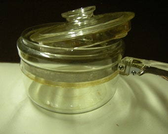 vintage pyrex saucepan-lidded pan-house ware-kitchen ware-2 quarts-kitchen item-retro