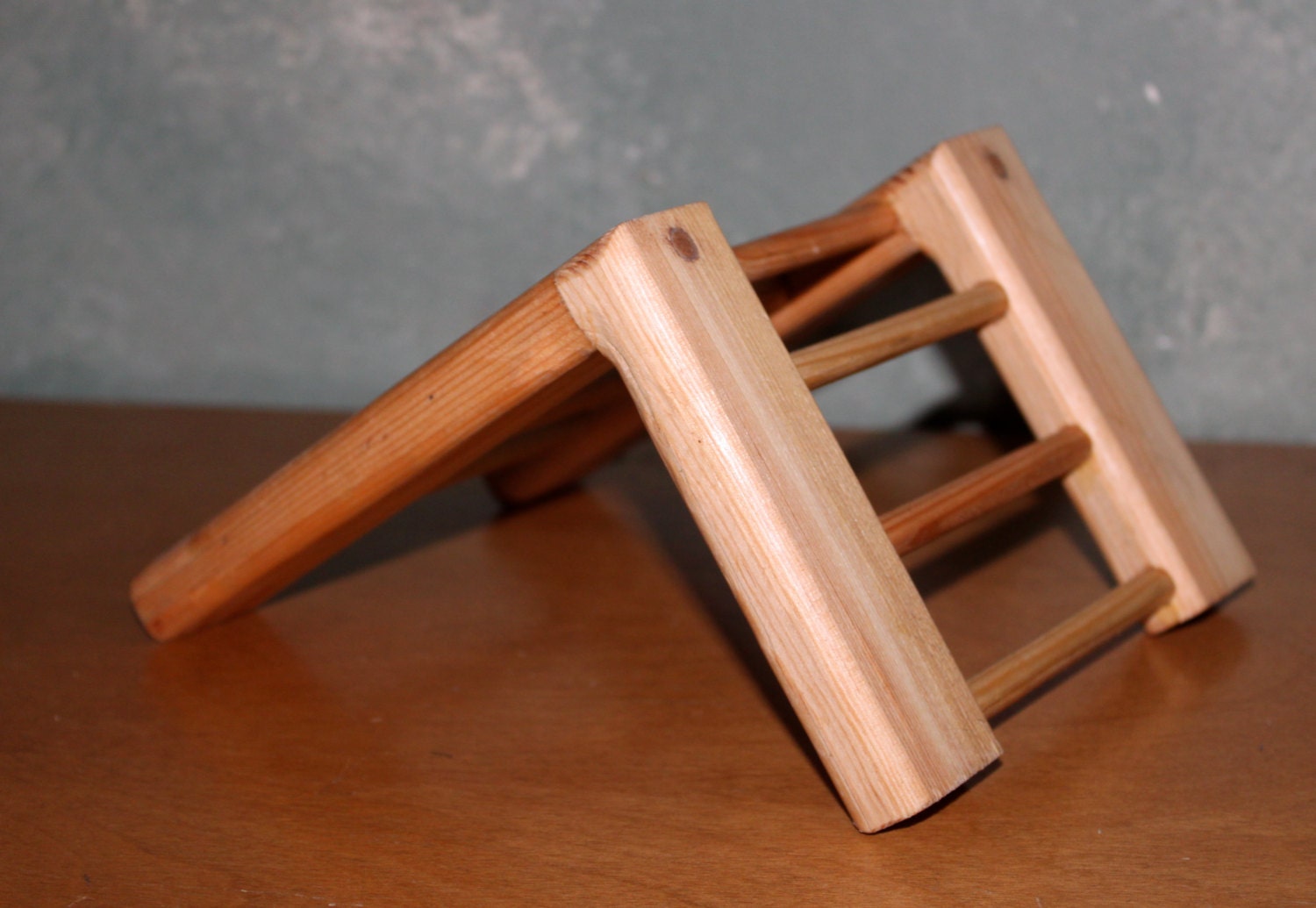 Wooden Kindle Holder. Great for Iphones and tablets. Iphone