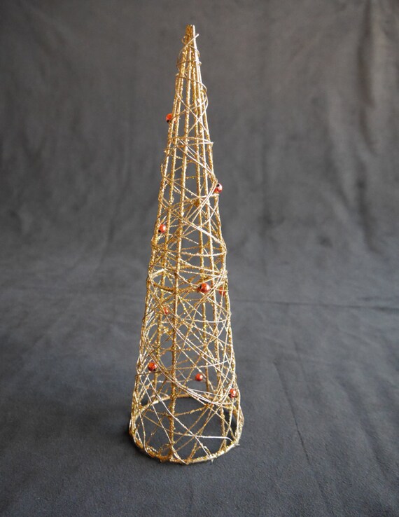 Gold Glitter Wire Christmas Tree with Red Beads Holiday Scene