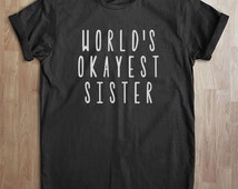 World's Okayest Sister Funny Sarcastic Siblings Novità Maglietta