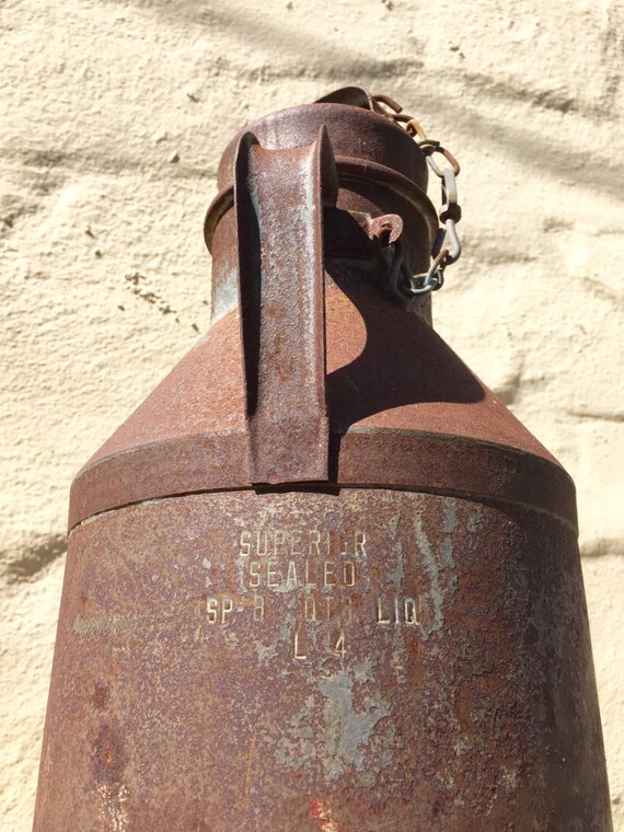 Metal Milk Can Dairy Farm Can Milk Jug with Lid Rusty Milk