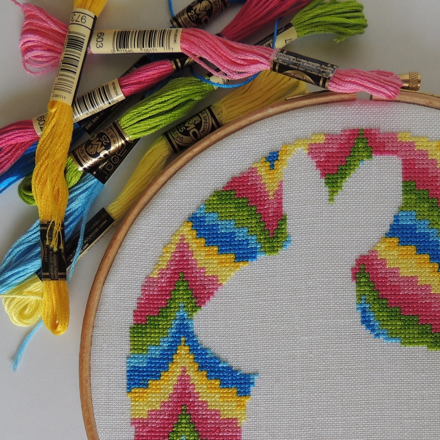 Modern cross stitch pattern. Bargello design. Alice in Wonderland