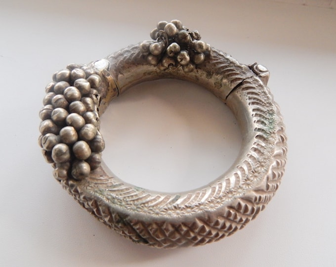 Antique bracelet/ afghanistan jewelry / kuchi bracelet / kuchi jewelry / banjara jewelry / vintage silver bracelet / old handmade bracelet