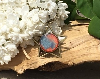 Antique Bronze Plated Pendant Style Necklace with a Red and Blue Honeycomb Effect (N040)