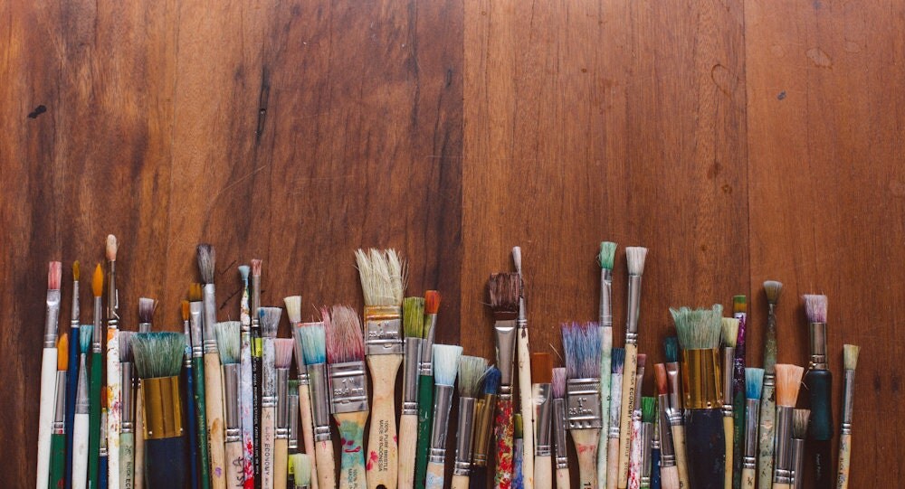 木製テーブルの上の絵筆 木製テーブルの上の絵筆