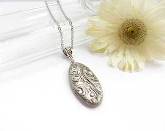 Antique Locket Oval Locket With Flower Design in Silver - Vintage Style Locket, Long Chain, Large Locket, Designer Locket