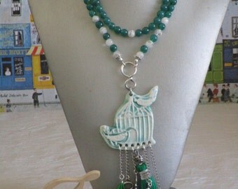 Ravissant collier plastron en perles de verre et médaillon céramique "Ouvrez la cage aux oiseaux"