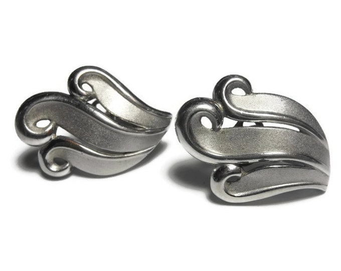 Crown Trifari earrings 1950s early 60s, silver wave clip earrings, brushed silver with glossy silver edges, subtle sophistication