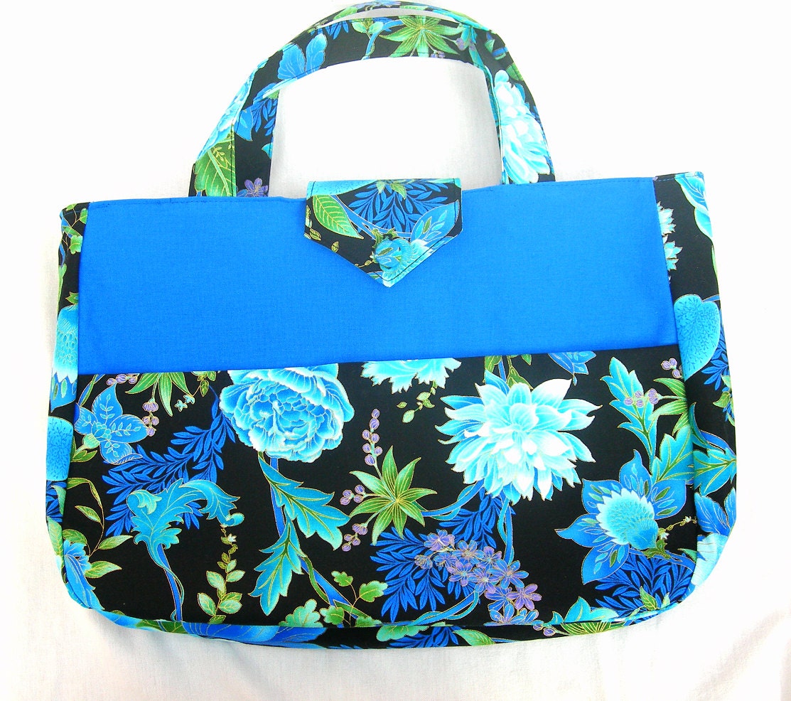 Blue knitting bag with zip closure. Zipped knitting project