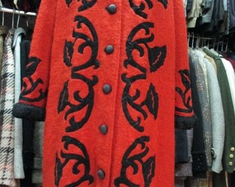 SOLD.Cappa anni 50 corallo.Bouclè di lana con decorazioni floreali nere/50s taylored bouclè coral coat/Flowery black velvet trimmings