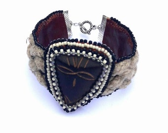 Bracelet masque africain bois et corde brodé de perles