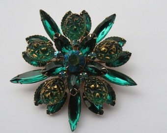 Vintage Large Emerald Green Molded Glass Rhinestone Starburst Brooch