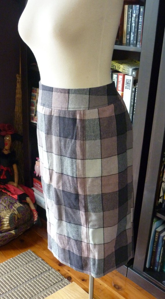 Wool Skirt. Knee length Pink Grey White plaid wool. Aline