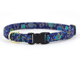 Floral Collar // Cats & Little Dogs // 3/8 inch width // Breakaway or Standard Buckle // Fabric: Metallic Ditzy Floral