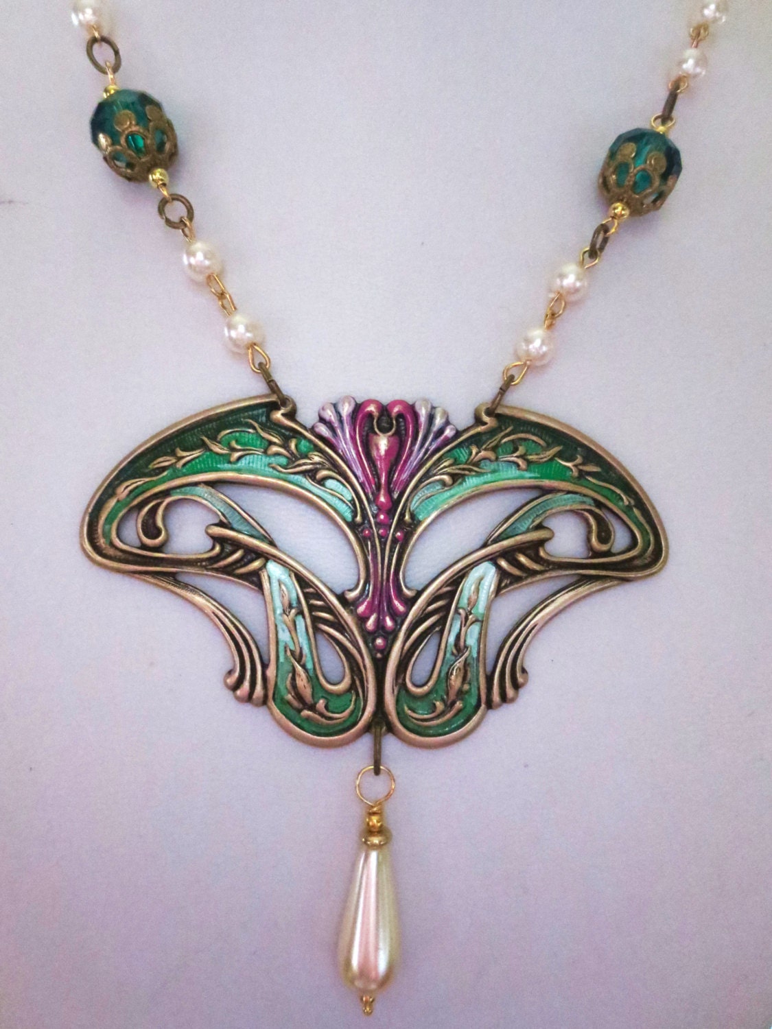 vintage art deco jewelry        
        <figure class=