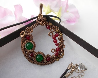 Quartz wire wrapped pendant , wire pendant , wire wrapped jewerly , wire jewelry , quartz jewelry , gemstone jewelry , green , red jewelry