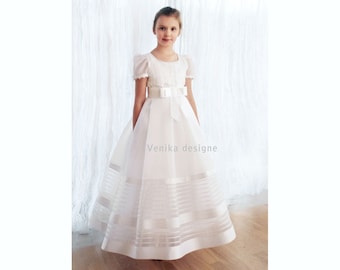 Communion dress in white with delicate guipure