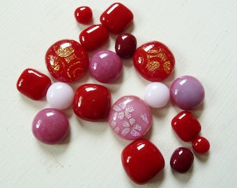 18 glass cabochons, fused glass in various pinks & reds, for jewellery making and crafts.